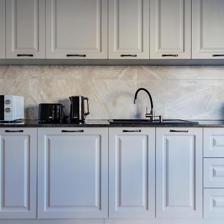 The Corner Luxe Apartment Bukares Bagian luar foto