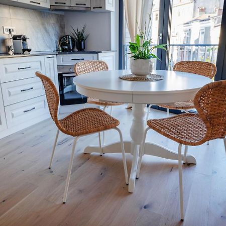 The Corner Luxe Apartment Bukares Bagian luar foto