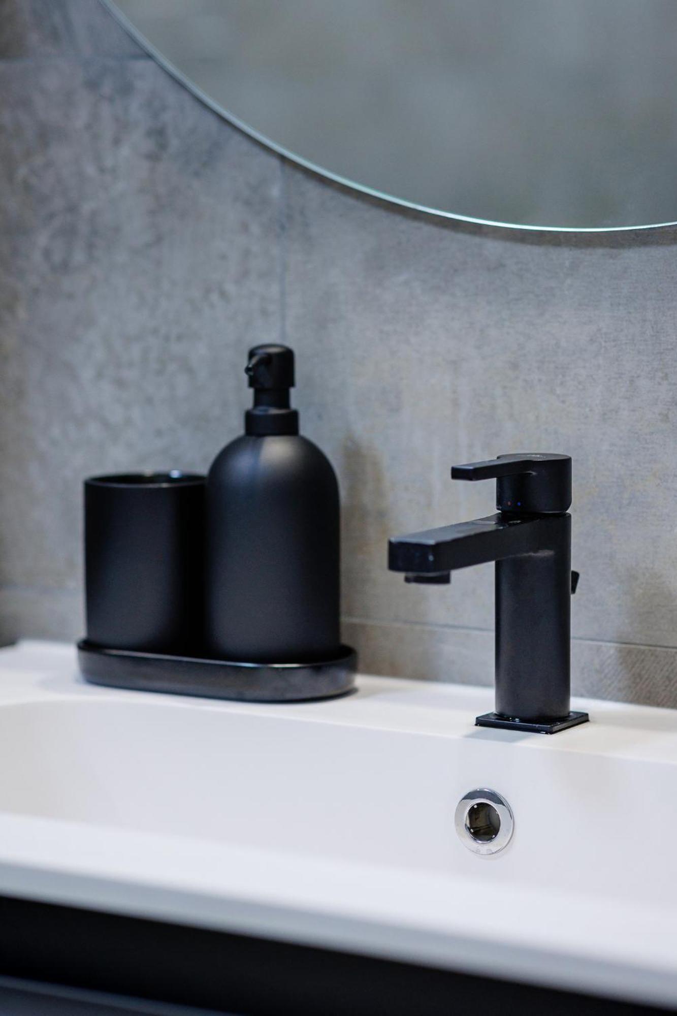 The Corner Luxe Apartment Bukares Bagian luar foto