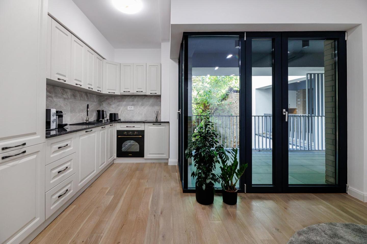 The Corner Luxe Apartment Bukares Bagian luar foto