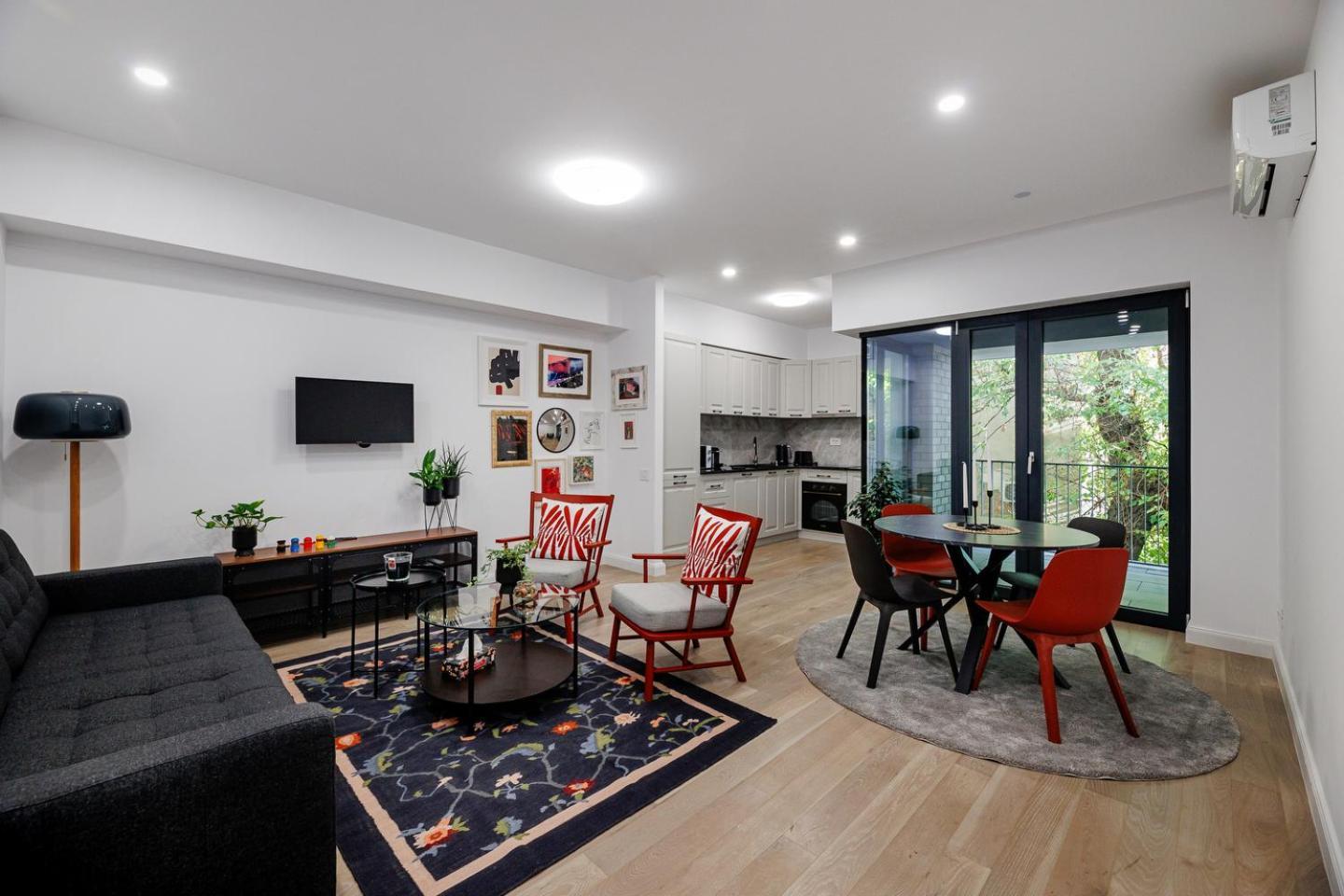The Corner Luxe Apartment Bukares Bagian luar foto
